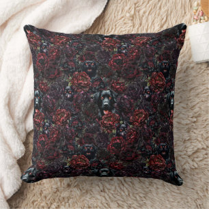 Coussin Motif Chien Noir Gothique & Fleurs Sombres