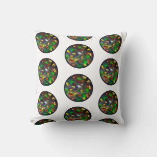 Coussin Motif de bijou en opale noire élégant sur fond bla
