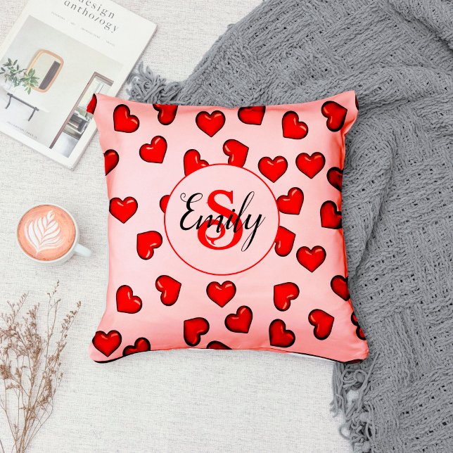 Coussin motif de coeur rouge élégant sur rose pâle monogra (Créateur téléchargé)