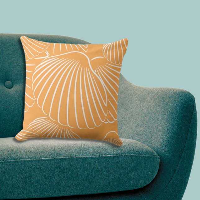Coussin Motif de coque orange et blanc (Uplifting Orange & White Shore Shell Pattern Throw Pillow, Beach Living Room)