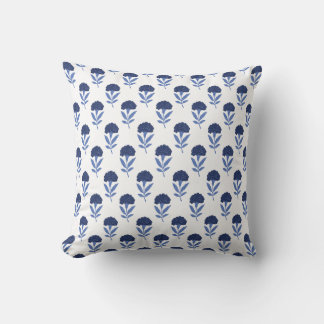 Coussin motif de design bohème à fleurs bleues blanches