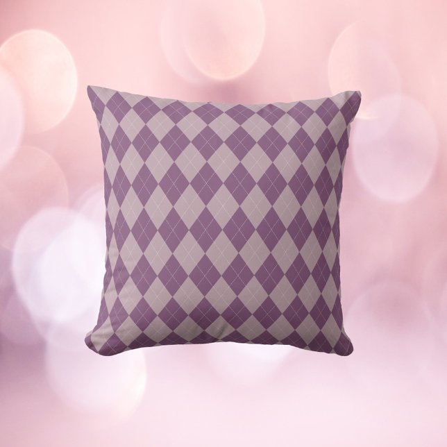 Coussin Motif de Jacquard violet et lavande (A throw pillow with a purple and lavender argyle pattern)