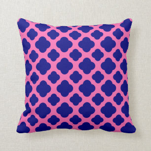 Coussin Motif de Quatrefoil bleu de la Marine et rose chau