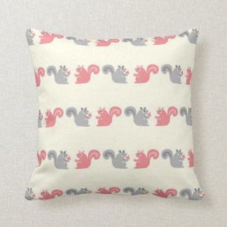 Coussin motif d'écureuils de bois gris et rose