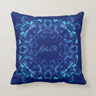 Coussin motif floral de marine de style baroque.