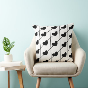 Coussin Motif rayé noir et blanc avec des cœurs noirs