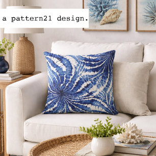Coussin motif tie dye abstrait indigo et blanc