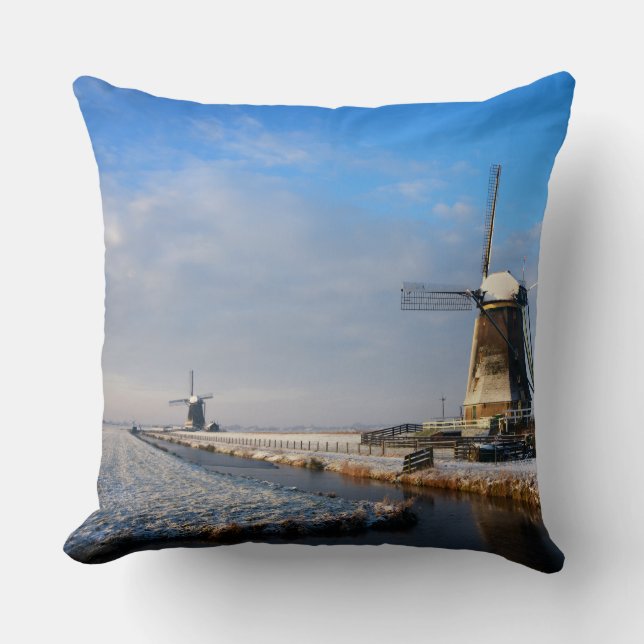 Coussin Moulin à vent dans la neige dans un paysage hivern (Recto)