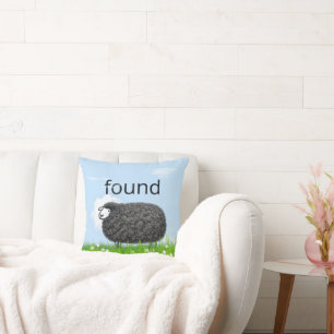 Coussin Mouton Noir Laineux Dans l'Herbe avec Texte "Trouv