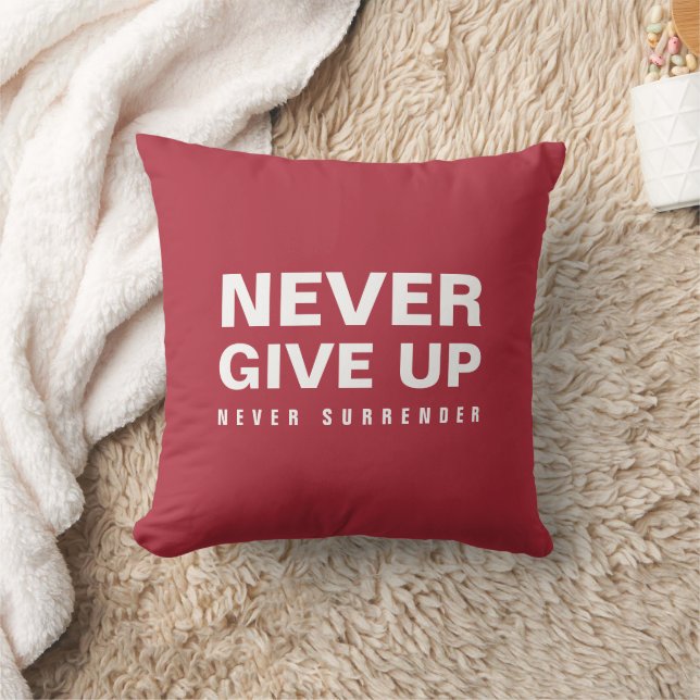 Coussin N'abandonnez jamais de céder un Carré rouge profon (Couverture)
