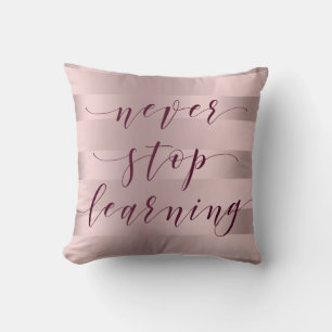 Coussin N'arrêtez jamais d'apprendre la typographie Rose-G