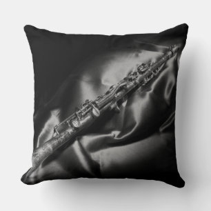 Coussin Nature morte de clarinette ancienne, N&B