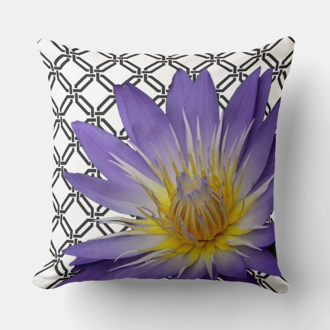 Coussin Nénuphar pourpre sur noir et blanc (Recto)