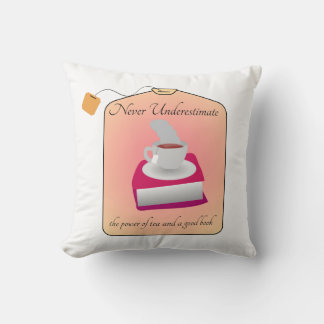 Coussin Never Underestimate Power of Tea and a Good Book