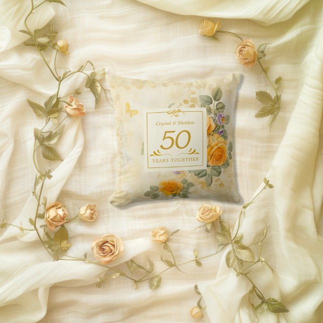 Coussin Noces d'or 50e anniversaire de mariage (Gold Yellow Roses 50th Anniversary gift Throw Pillow)