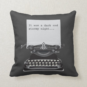 Coussin noir avec la vieille machine à écrire