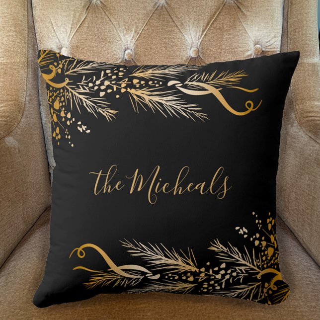Coussin Noir d'or moderne Nom de famille Joyeux Noël (Personalize with Family Name Elegant Unique Golden Pine Berry Original Merry Christmas pillow.)
