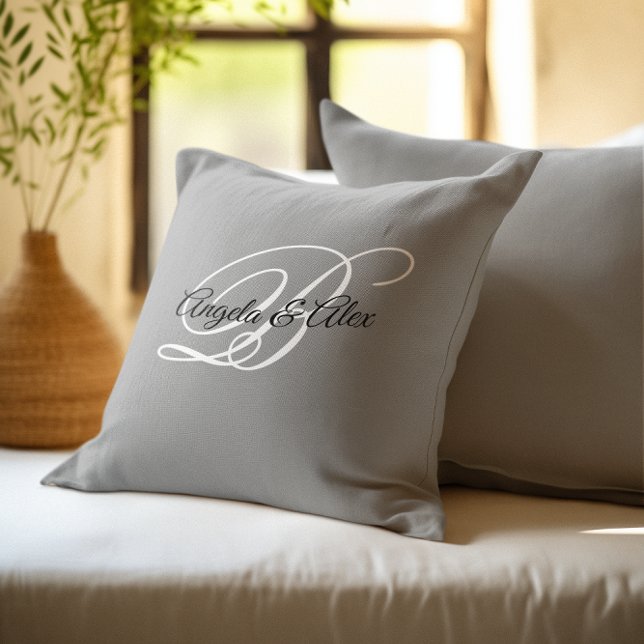 Coussin Noir et blanc Script Monogramme Gris (Black and White Fancy Script Monogram Gray Throw Pillow)