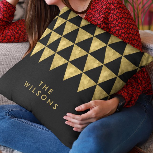 Coussin Noir Nom élégant Faux Gold Triangle Motif (Créateur téléchargé)