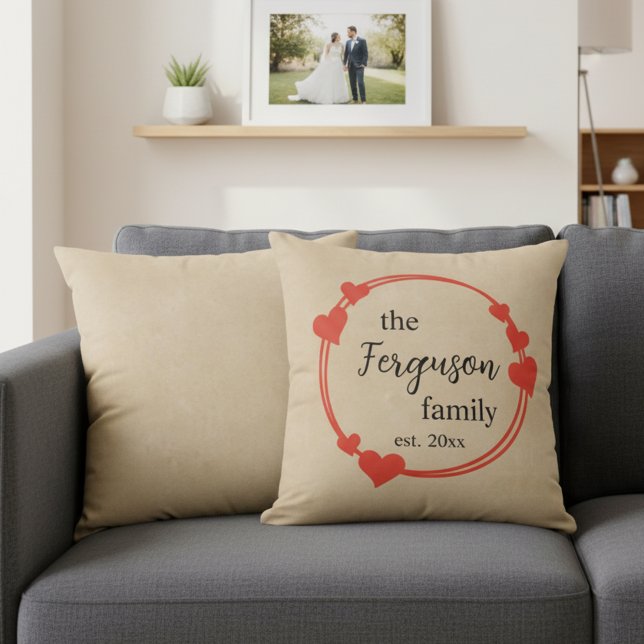 Coussin Nom de famille personnalisé avec année de mariage (Romantic personalized wedding gift idea - romantic family name throw pillow.)