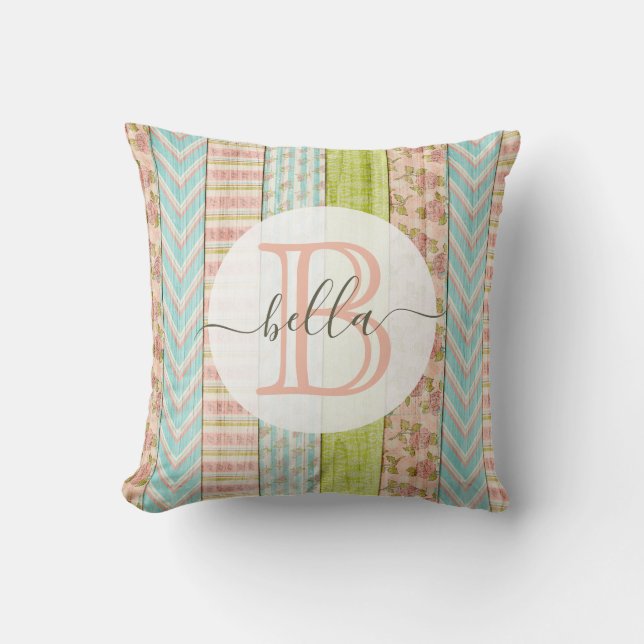 Coussin Nom en monogramme avec roses fanées sur bois rusti (Recto)