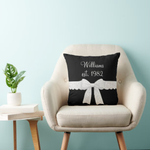 Coussin Nom et année de mariage avec un nœud blanc