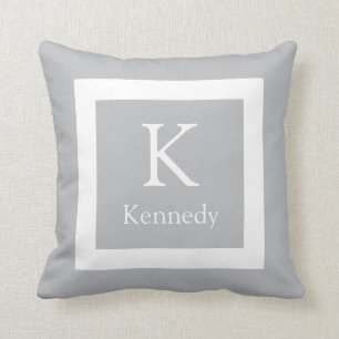 Coussin Nom fait sur commande de monogramme de blanc gris