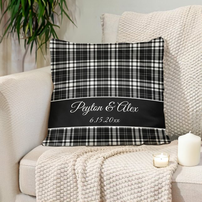 Coussin Nom personnalisé Vérification Buffalo noir et blan (Personalized names/established date black white checkered, buffalo plaid pillow)