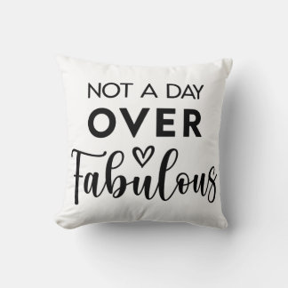 Coussin Not a Day Over Fabulous – Funny Birthday Quote