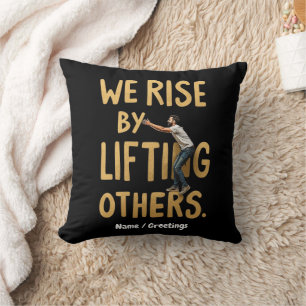 Coussin Nous nous élevons en élevant les autres - Inspiran