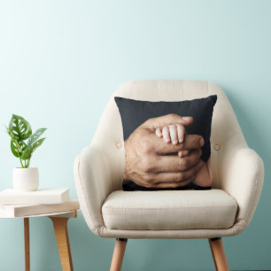 Coussin Nouveau bébé dans les mains de Papa