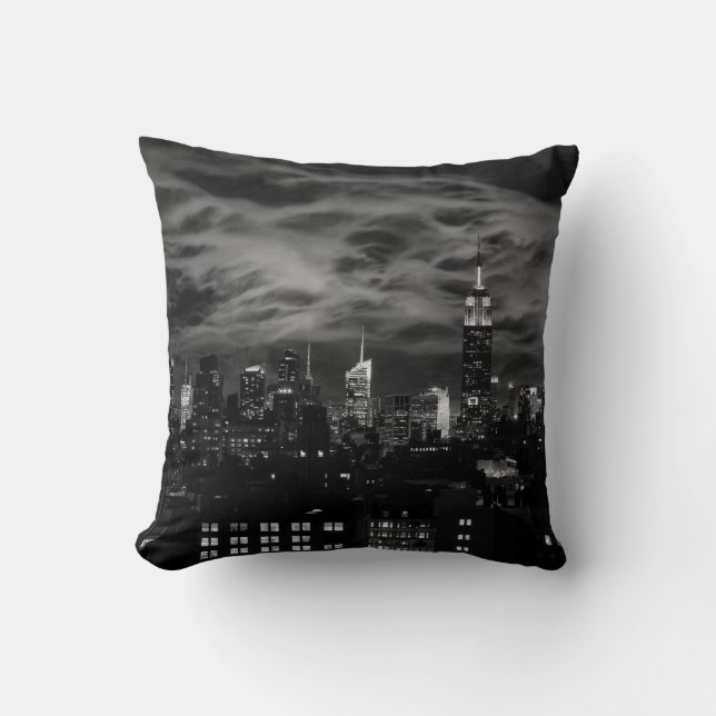 Coussin Nuages éthériques : NYC Skyline, ESB noir et blanc (Recto)
