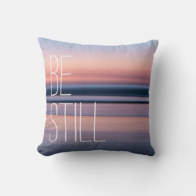 Coussin Ocean Beach à Twilight avec Be Still Verse (Recto)