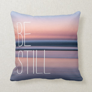 Coussin Ocean Beach à Twilight avec Be Still Verse