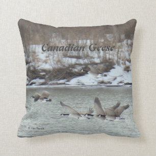 Coussin Oies B7 canadiennes en vol au-dessus de rivière