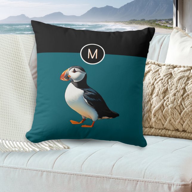 Coussin Oiseau côtier de l'Atlantique Monogramme de la fau (A monogrammed pillow with picture of an Atlantic puffin bird on a teal and black background)