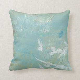 Coussin Oiseaux blancs volant par le ciel bleu