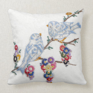 Coussin Oiseaux bleus brodés par Alice Flynn