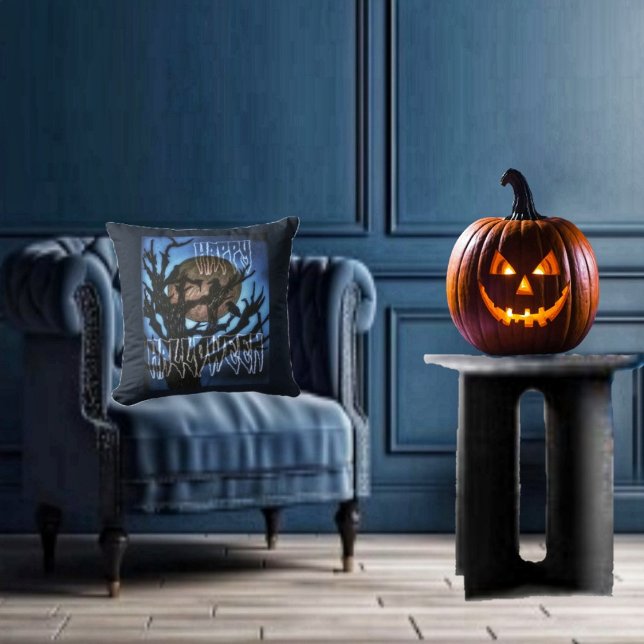 Coussin Oiseaux de nuit à surveiller (Creep up your Halloween decor, with this Night Birds On Watch Throw Pillow!)