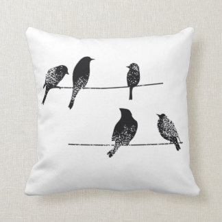 Coussin Oiseaux noirs à l'air porté par le fil