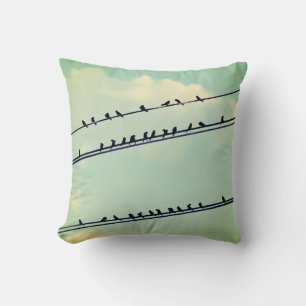 Coussin Oiseaux sur des fils, ciel bleu vintage.