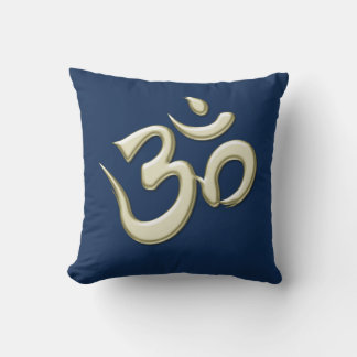 Coussin OM doré sur fond bleu foncé