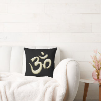 Coussin OM doré sur fond noir