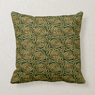 Coussin Or et motif de noeuds en spirale celtique de vert