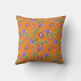 Coussin orange avec papillons violets fleuris