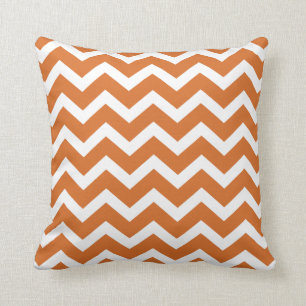 Coussin orange brûlé de rayure de Chevron