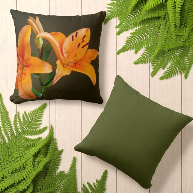 Coussin Orange Tiger Lily Fleurs et bourgeons Gros plan (tiger lily front and solid green back throw pillow)