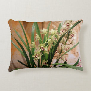 Coussin orchidée en vert, ivoire, or