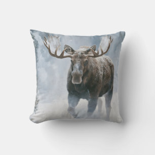Coussin Orignal mâle marchant à travers la neige boréale