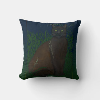 Coussin Otis dans l'herbe haute